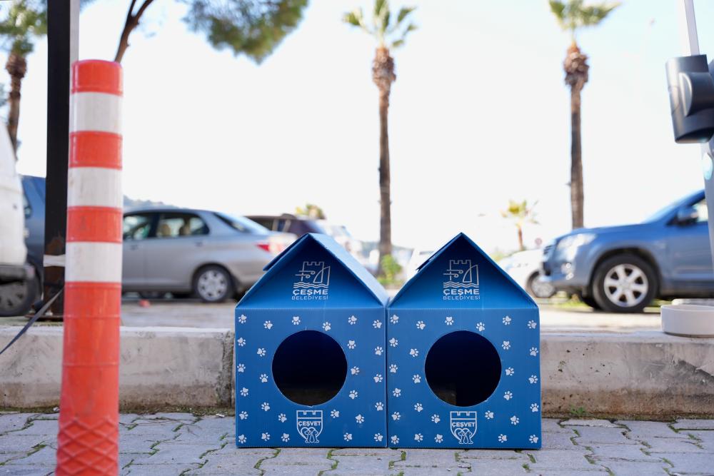 ÇEŞME BELEDİYESİ’NDEN SOKAK KEDİLERİNE 500 ADET KEDİ EVİ