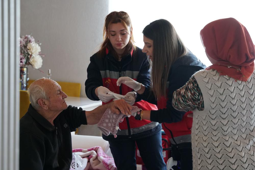 KEMALPAŞA BELEDİYESİ’NDEN EVDE BAKIM HİZMETİ: YÜZLER GÜLÜYOR