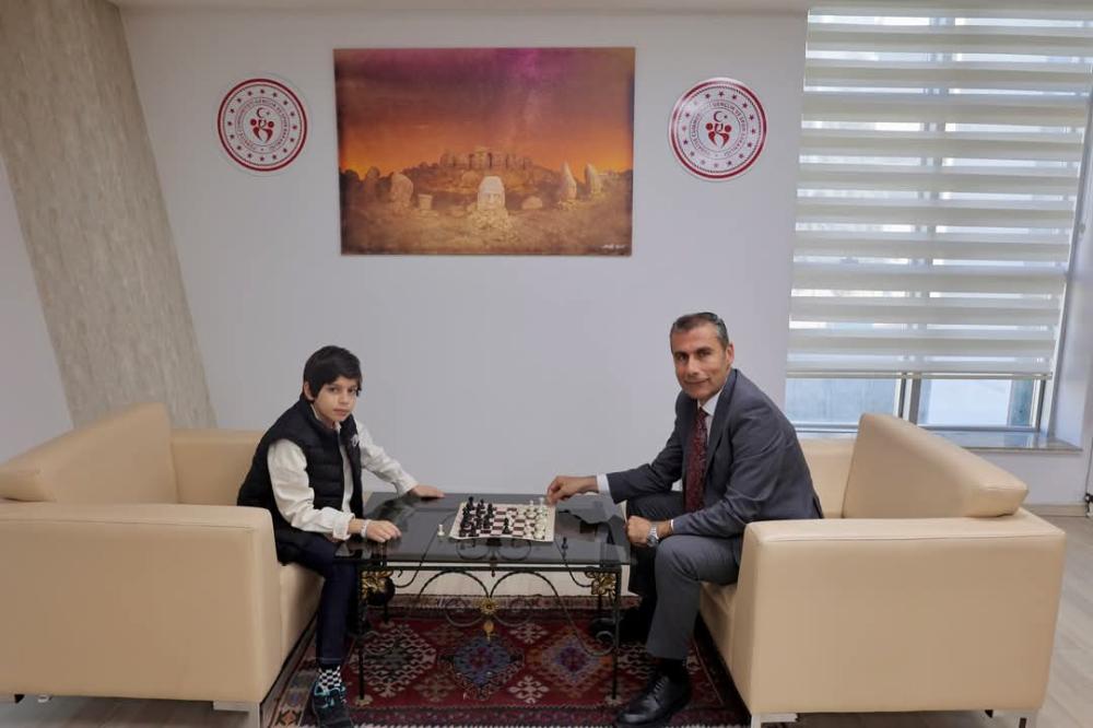 SATRANÇTA BÜYÜK BAŞARI! 11 YAŞINDAKİ KÜRŞAT COŞKUN MİLLİ TAKIMA SEÇİLDİ