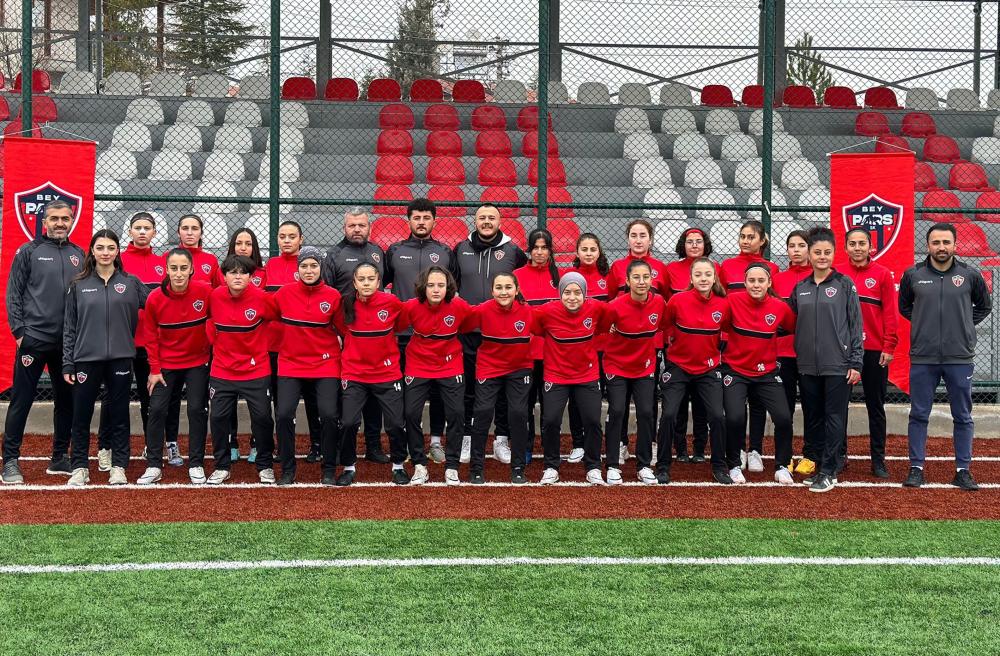 BEYPAZARI’NDA KADIN FUTBOL HEYECANI: BEYPARS SPOR SAHAYA ÇIKIYOR