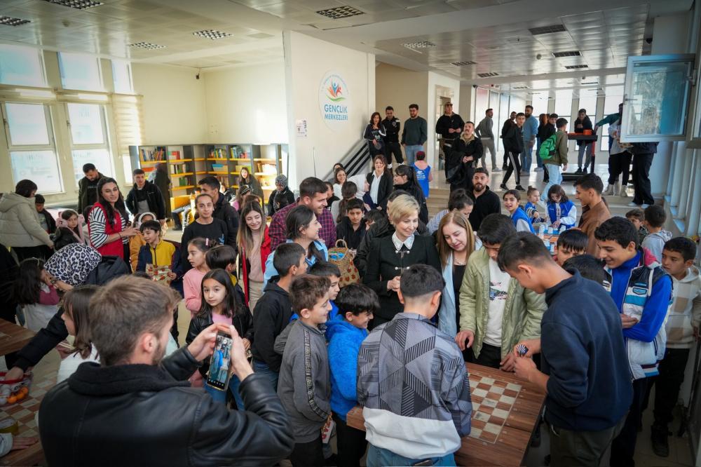 NEZİHA ÇELİK, ÇUKURCA’DA GENÇLERLE VE KADIN GİRİŞİMCİLERLE BİR ARAYA GELDİ