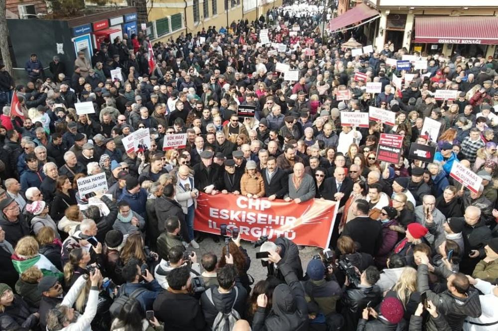 CHP’NİN GEÇİM YÜRÜYÜŞÜNE ESKİŞEHİR’DE BÜYÜK DESTEK: “HALK AÇ, SEÇİM KAÇINILMAZ”