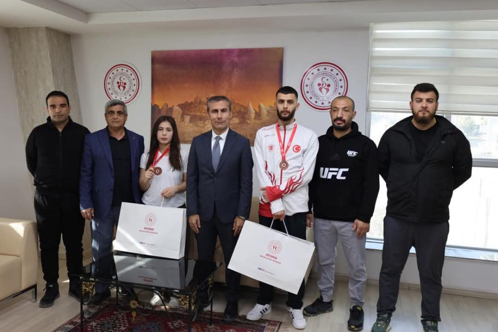 TÜRKİYE KİCK BOKS ŞAMPİYONASI’NDA ADIYAMANLI SPORCULARDAN BÜYÜK BAŞARI!