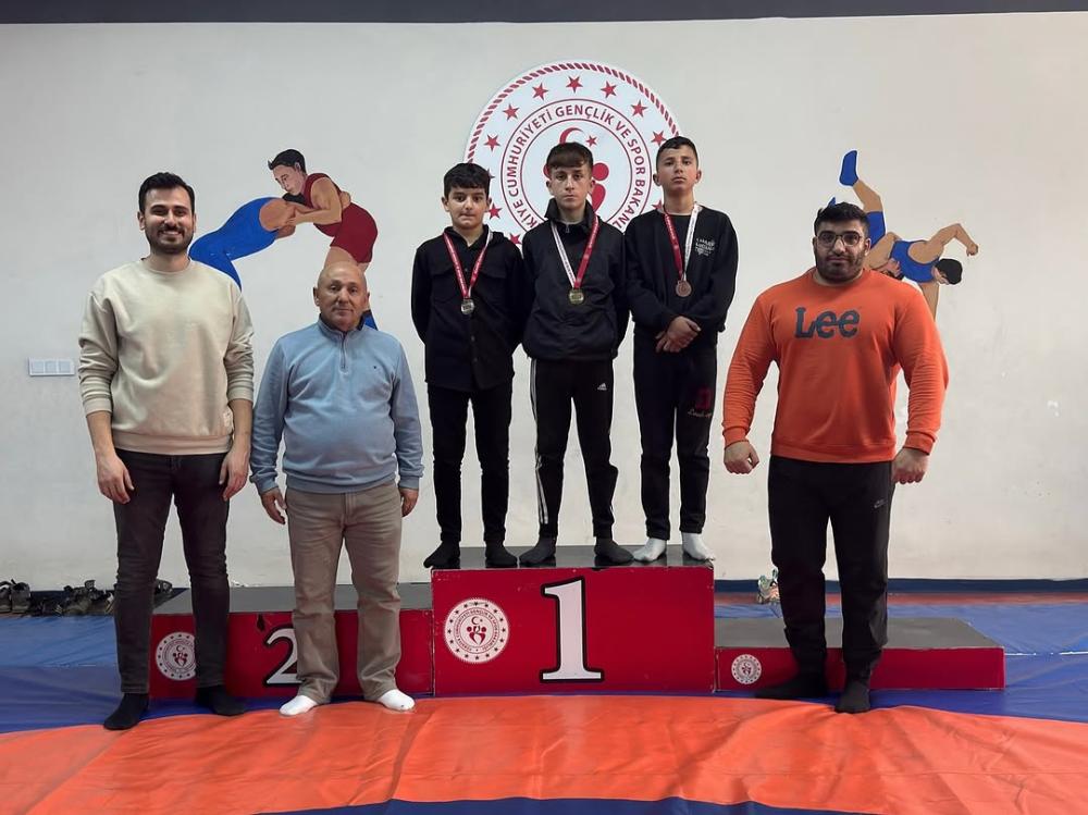 ÇUKURCALI GÜREŞÇİLER HAKKARİ'DE BÜYÜK BAŞARIYA İMZA ATTI