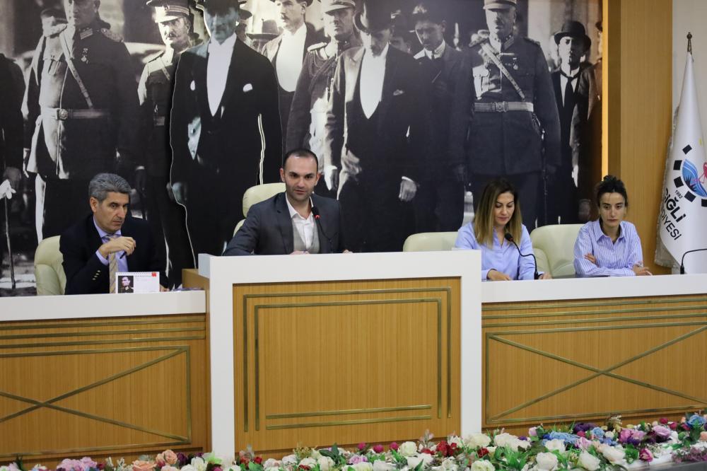 ÇİĞLİ BELEDİYE MECLİSİ’NDE DEPREM VE SPOR KURSU ÜCRETLERİ TARTIŞILDI