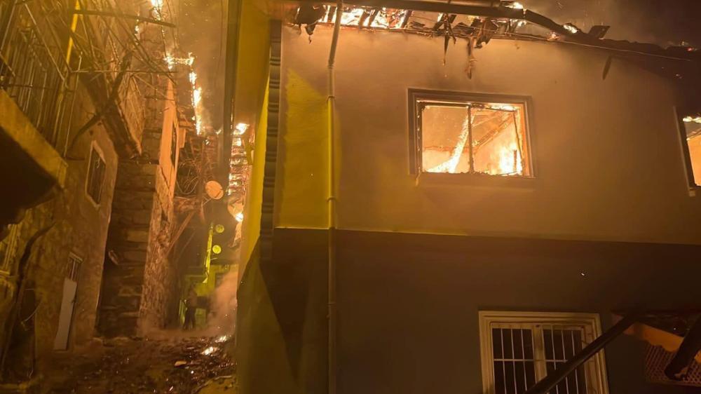 GÜDÜL YEŞİLÖZ’DE GECE YARISI YANGIN! ÜÇ EV KULLANILAMAZ HALE GELDİ