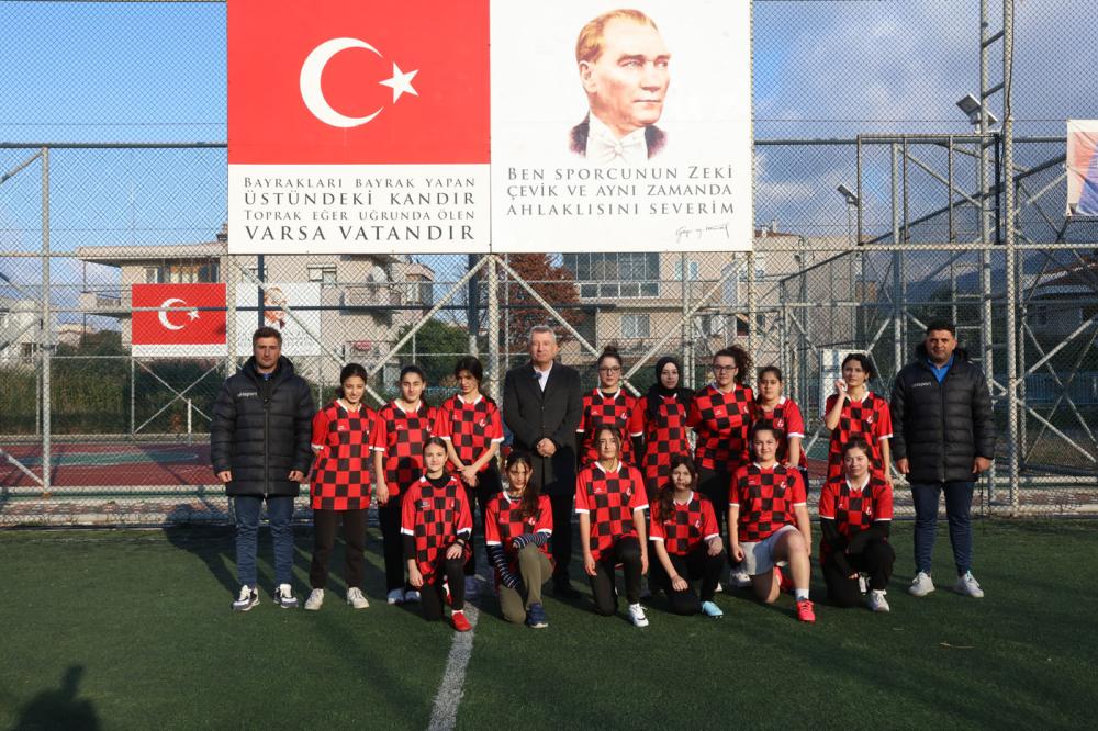 GÜZELBAHÇE'DE KIZ FUTBOL TAKIMI SAHAYA ÇIKTI: BAŞKAN GÜNAY'DAN DESTEK
