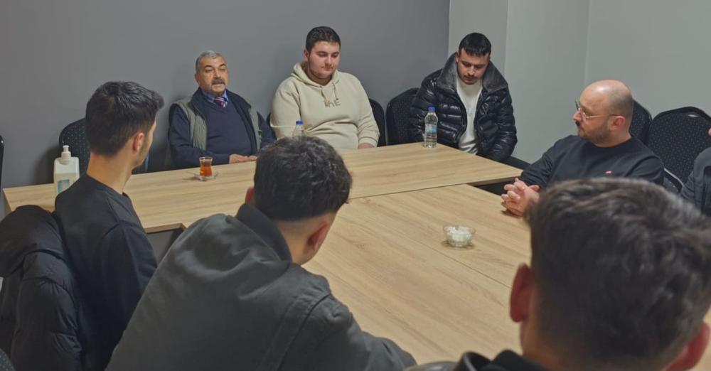 BİLGE İNSAN SAMİ UZAMAZ, ALACA ÜLKÜ OCAĞI’NDA GENÇLERLE BULUŞTU