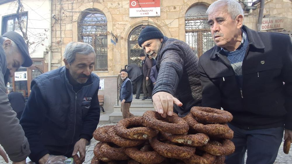BOYALI MAHALLESİ MUHTARI, MERHUMLAR İÇİN HAYIR SİMİDİ DAĞITTI