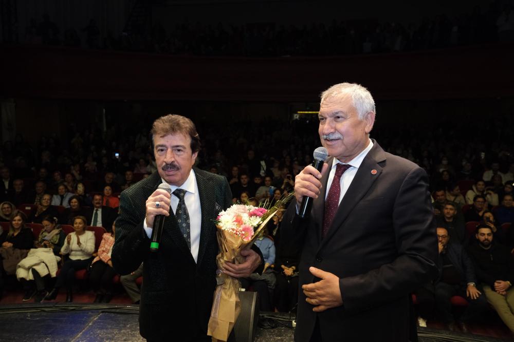 ADANA’DA FERDİ TAYFUR ANILDI: AHMET SELÇUK İLKAN ŞARKILARIYLA GECEYE DAMGA VURDU