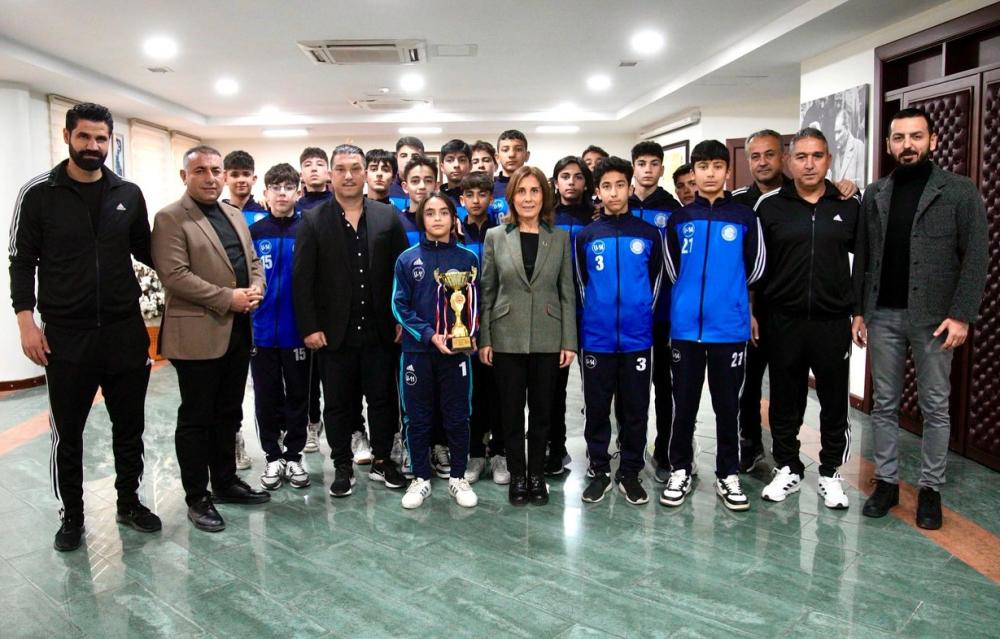 SEYHAN BELEDİYESPOR U-14, ŞAMPİYONLUK KUPASINI BAŞKAN OYA TEKİN’E TAKDİM ETTİ