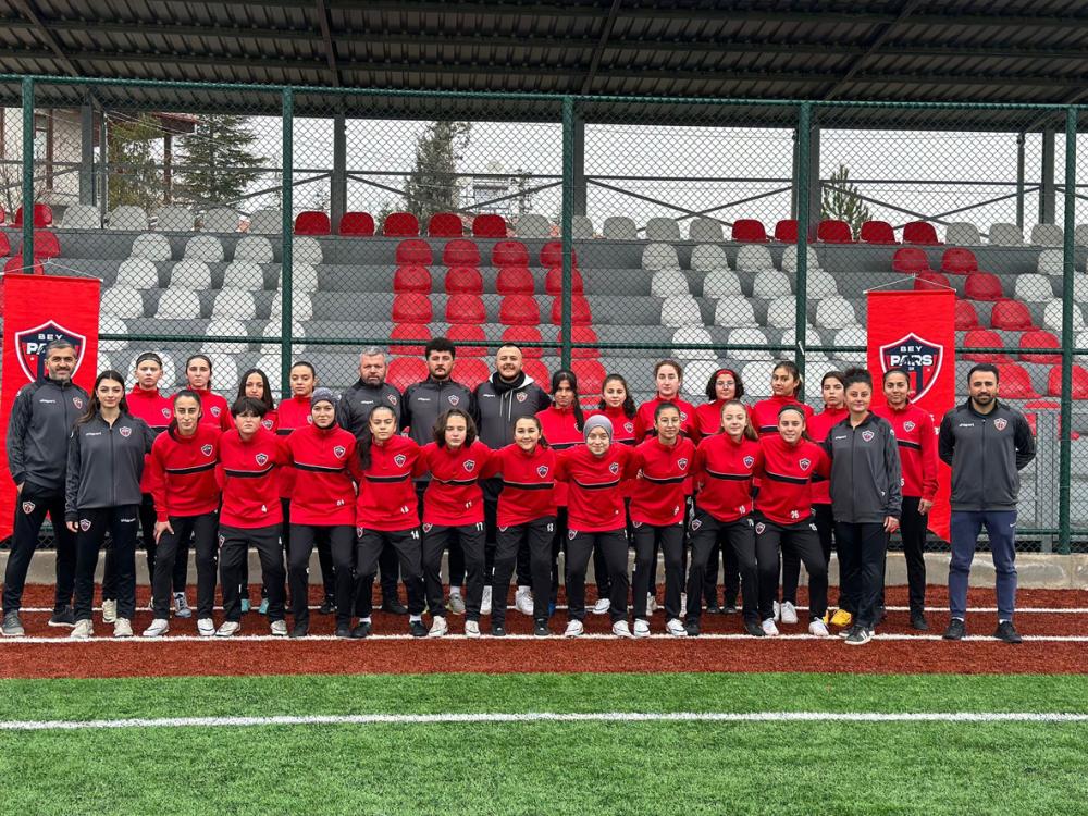 BEYPAZARI’NIN KIZ FUTBOL TAKIMI İLK MAÇINA ÇIKIYOR!