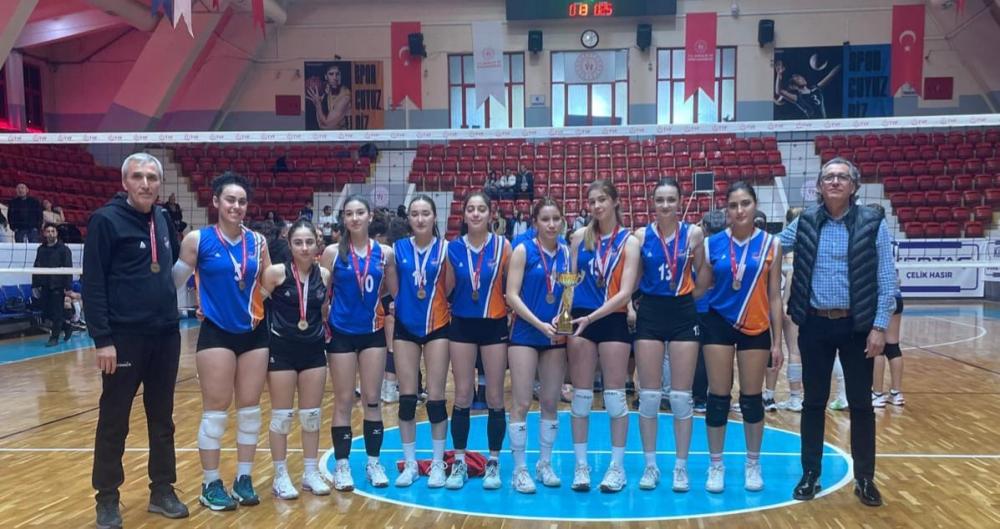 ADANA BÜYÜKŞEHİR BELEDİYE SPOR KULÜBÜ ŞAMPİYONLUK KUPASINI KALDIRDI