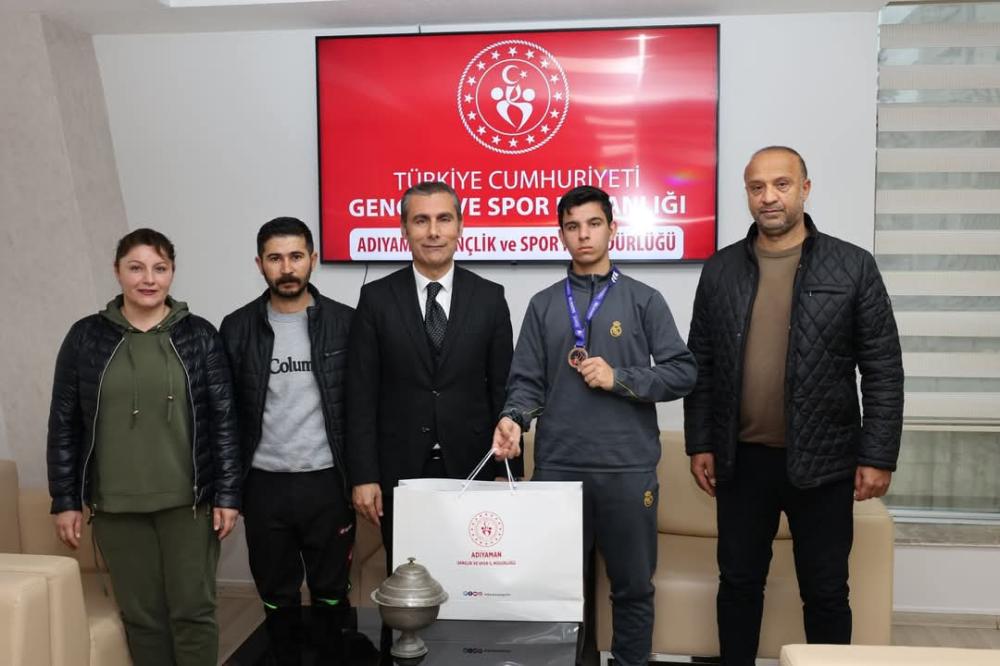 TÜRKİYE ŞAMPİYONASI ÜÇÜNCÜSÜ AHMET TEMİR ARSLAN, İL MÜDÜRÜ KELEŞ’İ ZİYARET ETTİ