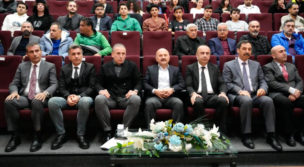 ADIYAMAN ÜNİVERSİTESİ’NDE ABDULLAH AVCI’DAN FUTBOL VE LİDERLİK ÜZERİNE SÖYLEŞİ