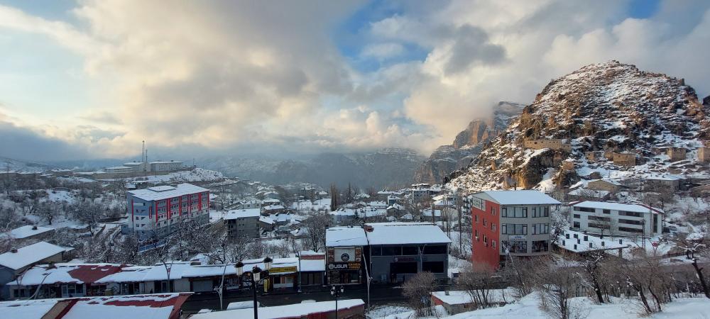 HAKKÂRİ’DE YOĞUN KAR YAĞIŞI NEDENİYLE OKULLAR TATİL EDİLDİ