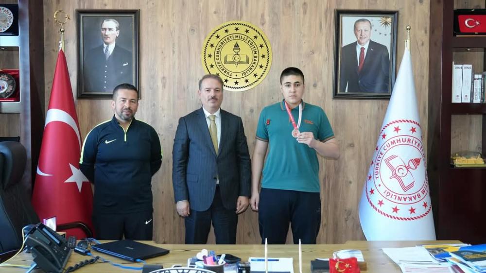 ADIYAMANLI SPORCU YAŞAR ASLAN, KİCK BOKS TÜRKİYE ÜÇÜNCÜSÜ OLDU