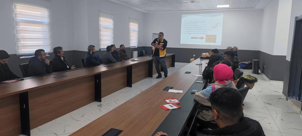 SAĞLIK MÜDÜRLÜĞÜ’NDEN İLK YARDIM EĞİTİMİ: 21 KİŞİ BELGELERİNİ ALDI