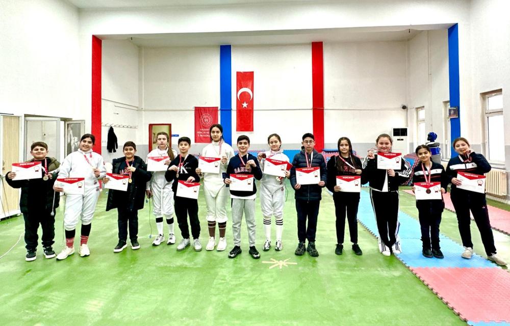 GAZİANTEP’TE ESKRİM HEYECANI: SANKO ÖĞRENCİLERİ ZİRVEDE!
