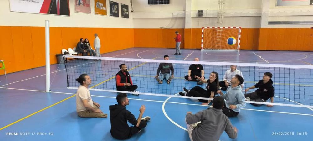 DEPREMZEDE GENÇLER SPORLA HAYATA TUTUNUYOR: ADIYAMAN’DA OTURARAK VOLEYBOL