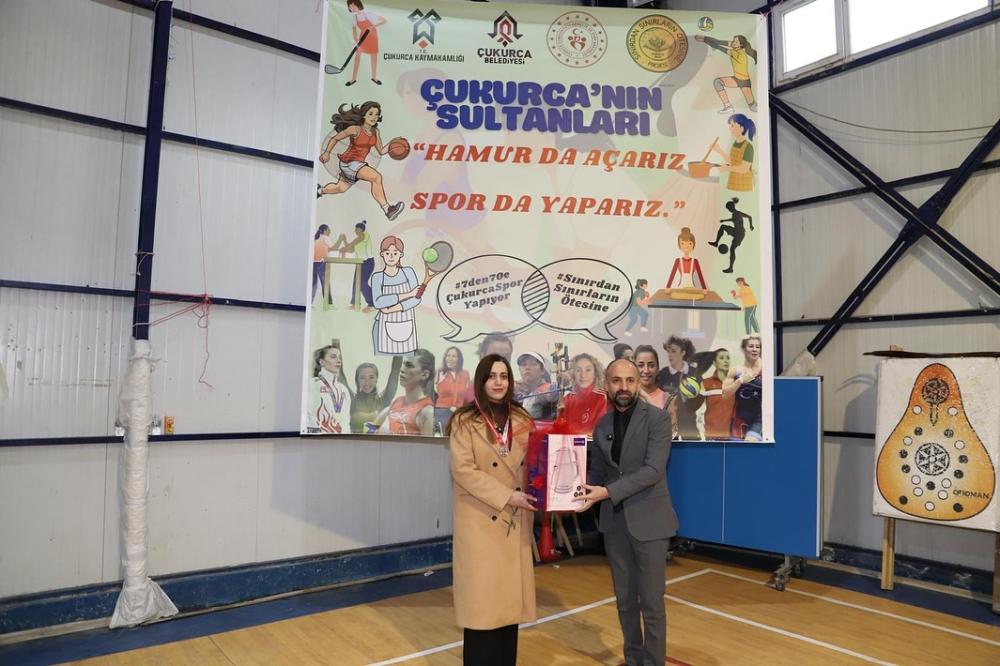 ÇUKURCA’DA KADINLAR SAHADA: 8 MART’A ÖZEL SPOR ŞÖLENİ