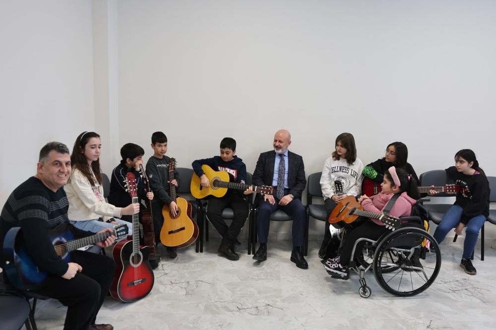 ÇOCUKLAR İÇİN SANAT DOLU ANLAR: KOCASİNAN AKADEMİ’DE GİTAR KURSU DEVAM EDİYOR
