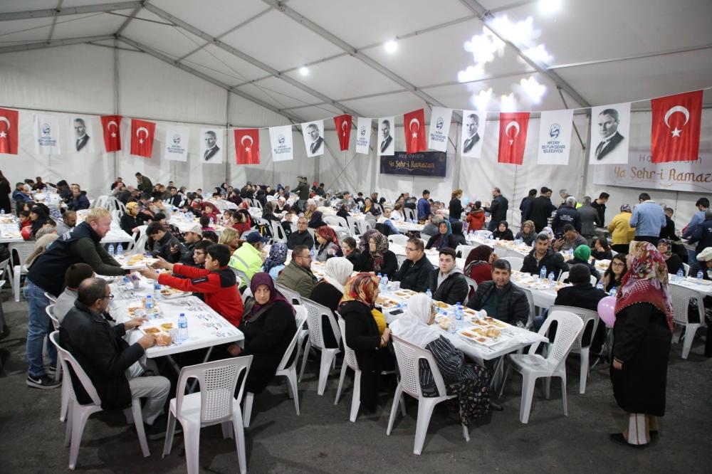 HATAY’DA RAMAZAN BEREKETİ: HBB’NİN KARDEŞLİK SOFRALARI DEVAM EDİYOR