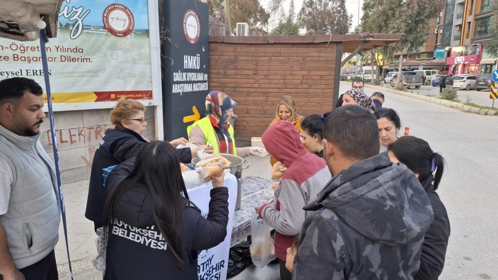 HBB, RAMAZAN AYINDA TRAFİKTE KALAN VATANDAŞLARA İFTAR İKRAMINDA BULUNDU