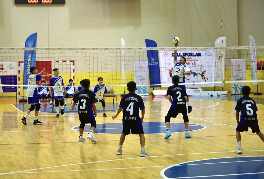 OSMANİYE’DE KÜÇÜKLER VOLEYBOL YARI FİNAL HEYECANI BAŞLADI!