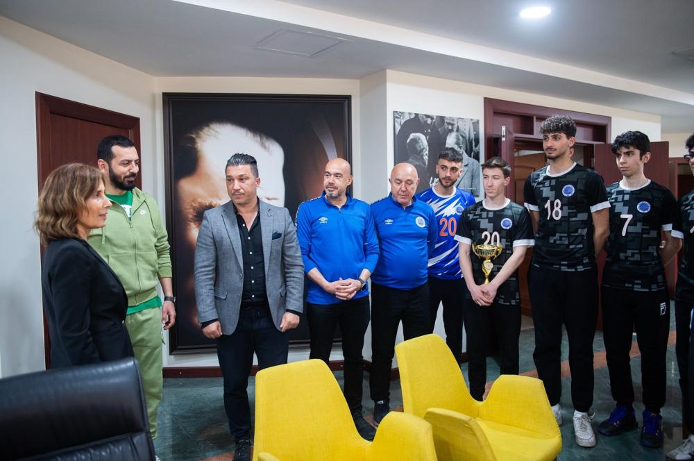 SEYHAN BELEDİYESPOR VOLEYBOL TAKIMLARI ŞAMPİYONLUK KUPALARIYLA BAŞKAN TEKİN’İ ZİYARET ETTİ