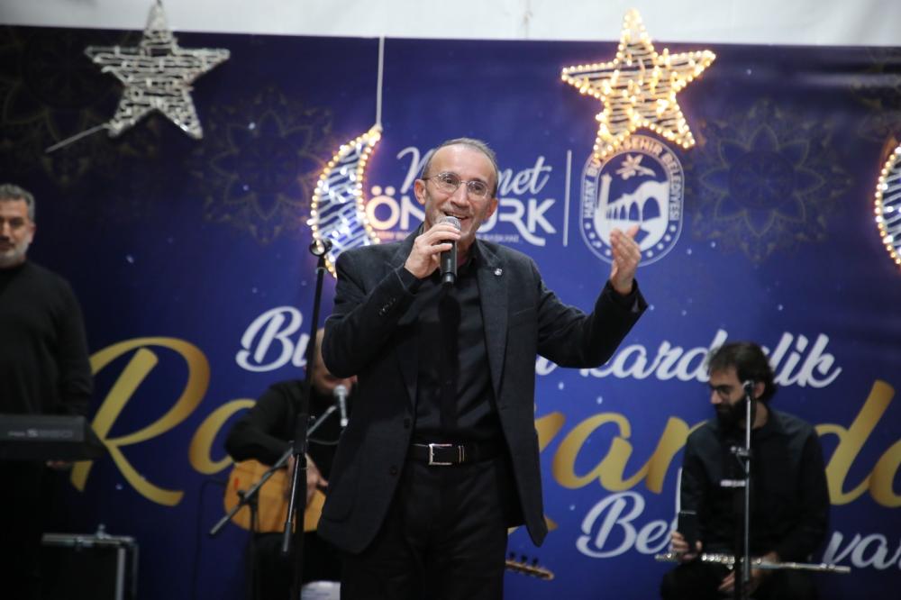 İSKENDERUN’DA RAMAZAN COŞKUSU: ÖMER KARAOĞLU KONSERİ BÜYÜK İLGİ GÖRDÜ!