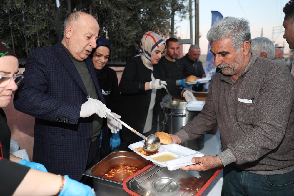 YÜREĞİR’DE RAMAZAN SOFRALARI BÜYÜYOR: 22 NOKTADA İFTAR YEMEĞİ