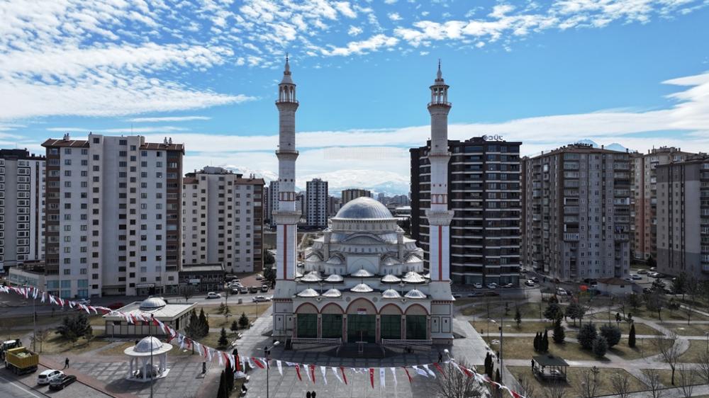 KOCASİNAN BELEDİYESİ’NDEN ÖRNEK HİZMET: CAMİLER GÜL SUYUYLA TEMİZLENİYOR