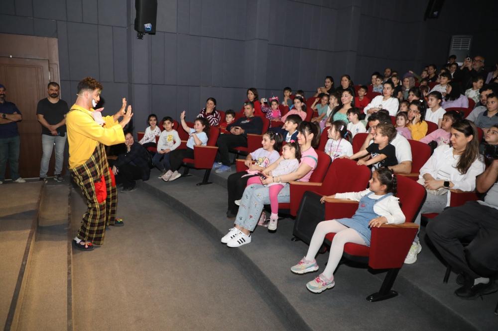 HBB TİYATROSU, “İKİ BAVUL DOLUSU” OYUNUYLA MİNİKLERE KEYİFLİ ANLAR YAŞATIYOR
