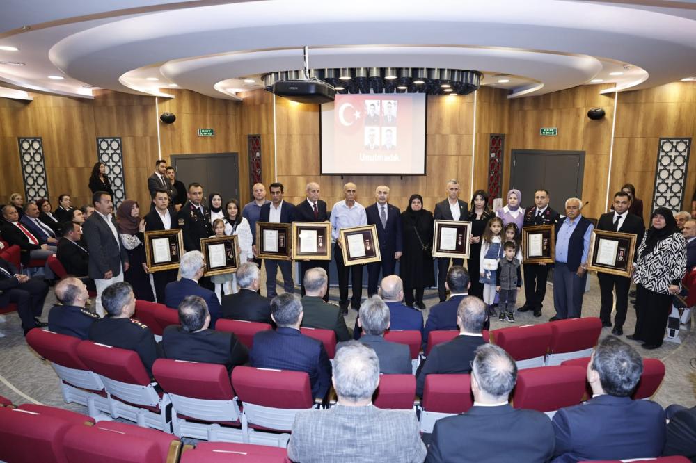 ADANA’DA ŞEHİT AİLELERİ VE GAZİLERE DEVLET ÖVÜNÇ MADALYASI TAKDİM EDİLDİ