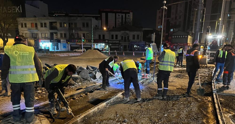 KAYSERİ BÜYÜKŞEHİR BELEDİYESİ’NDEN RAYLI SİSTEM İÇİN GECE BAKIM ÇALIŞMASI