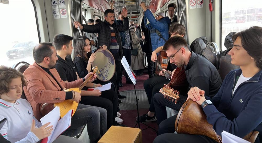KAYSERİ’DE ÖĞRENCİLERDEN TRAMVAYDA ÇANAKKALE TÜRKÜSÜ PERFORMANSI