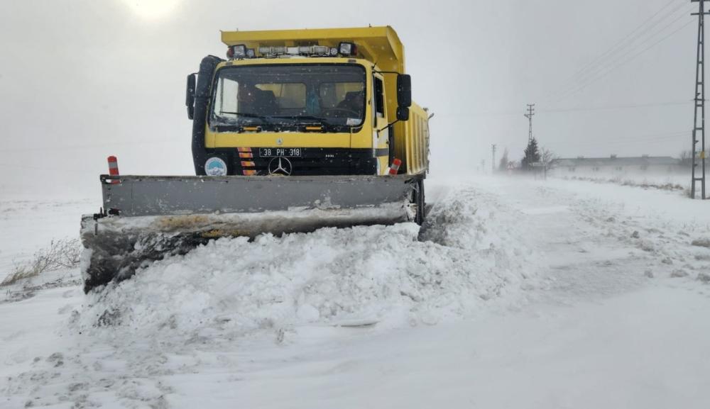 Kayseri’de Karla Mücadele: 260 Mahalle Yolu Ulaşıma Açıldı