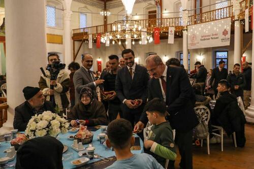 Çanakkale Valisi Ömer Toraman, Gelibolu Mevlevihanesi’nde İftar Yaptı