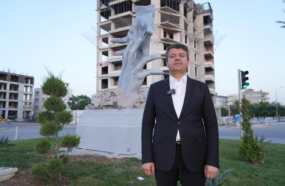 ADIYAMAN BELEDİYESİ, 6 ŞUBAT’TAKİ YARDIMLAŞMAYI ‘DAYANIŞMA ELİ ANITI’ İLE ÖLÜMSÜZLEŞTİRDİ