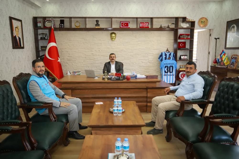 ÇUKURCA MÜFTÜSÜNDEN KAYMAKAM KUMCU’YA ZİYARET: KURBAN BAĞIŞIYLA ANLAMLI DESTEK