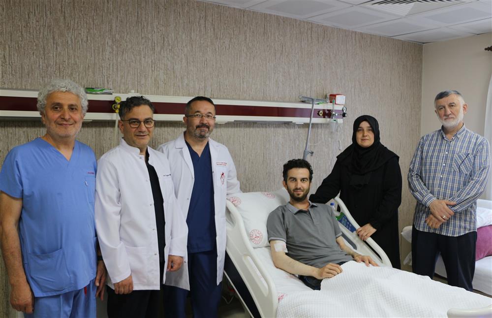 Rize’de Nadir Görülen Aort Yırtığı, 8 Saatlik Hibrit Ameliyatla Tedavi Edildi