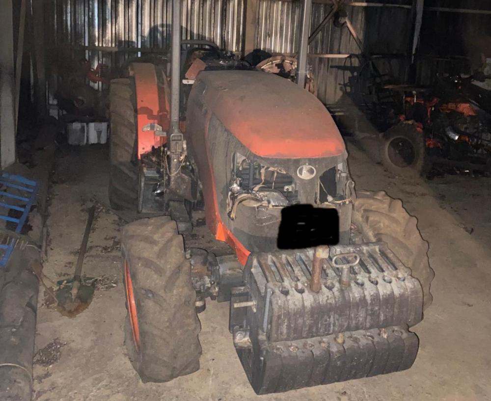 Gelibolu'daki  yangında bir Çiftlikteki traktör ve ağıl yandı