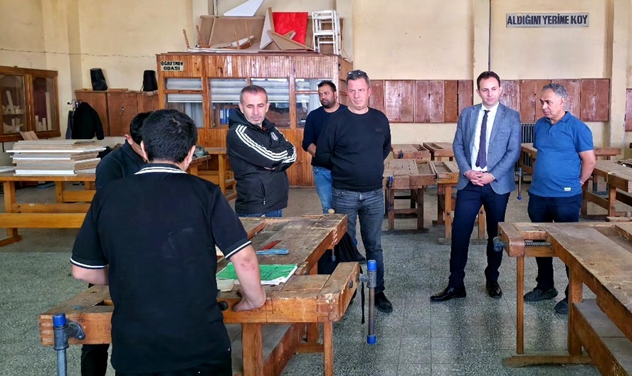 Gelibolu’da Okul Sıraları Geleceğin Ustalarının Elinden Çıkıyor