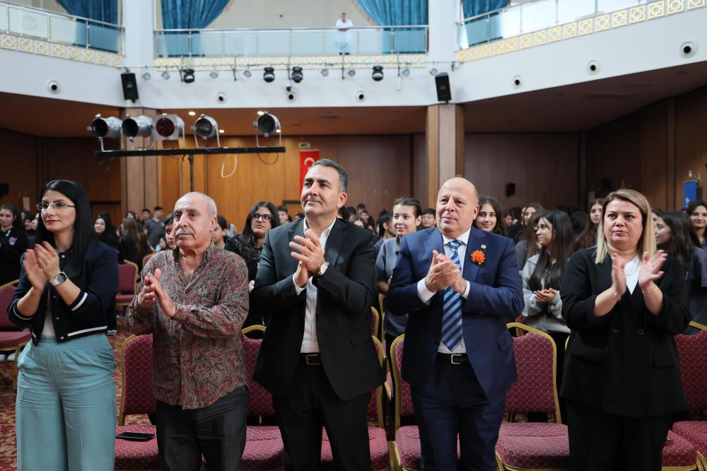 Yüreğir’de Gençler “Pembe Aslında Siyahtır” Oyununda Buluştu