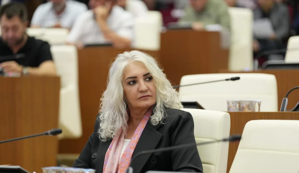 ANTALYA BÜYÜKŞEHİR MURTPAŞA MECLİS ÜYESİ GÜLEN ERCAN’DAN “VİCDANIMLA AYRILIYORUM, DEĞERLERİMLE YOLUMA DEVAM EDİYORUM