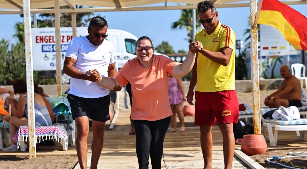ENGELSİZ PLAJDA DENİZE KOLAY ULAŞIM