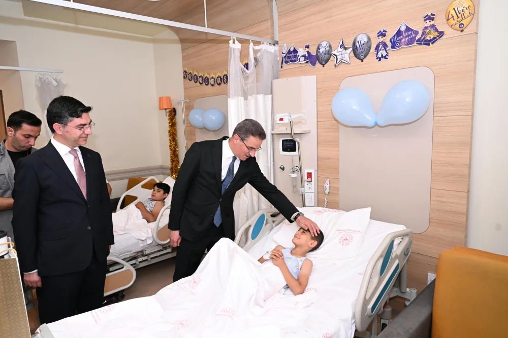 VALİMİZ SAYIN AYDIN BARUŞ, ERZURUM ŞEHİR HASTANESİ ÜROLOJİ SERVİSİ’NDE SÜNNET OLAN ÇOCUKLARIMIZI ZİYARET ETTİ.