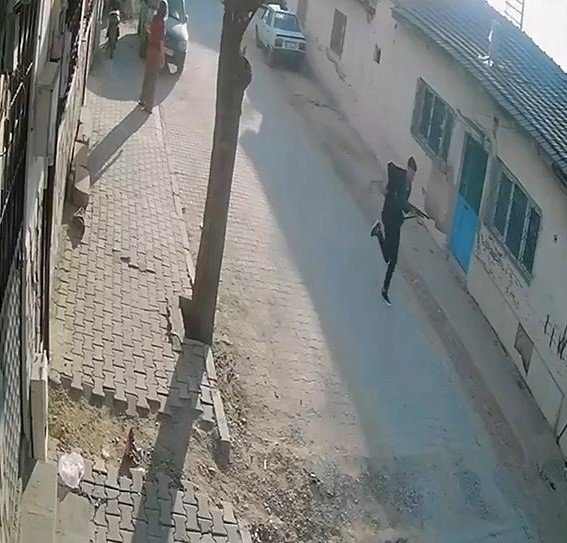 SON DAKİKA! "MANİSA'DA OKUL ÖNÜNDE SİLAHLI SALDIRI!"