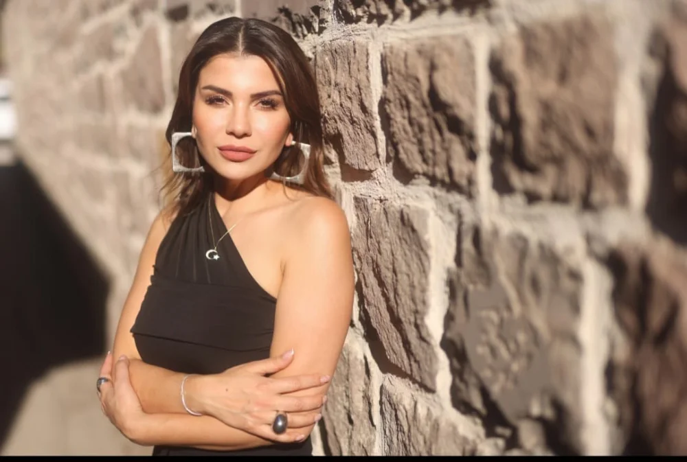 HAFTADA 6 GÜN SAHNEDE,MÜZİK DÜNYASININ "GÖÇEBE" KRALİÇESİ ŞİRA’DAN BOMBA TEKLİ: "VEFASIZ"